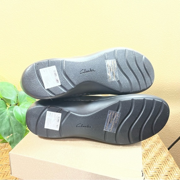 Clarks Cora Rae Traction Black Stretch Panel Stitched Soft Leather Ankle Booties - Picture 8 of 12